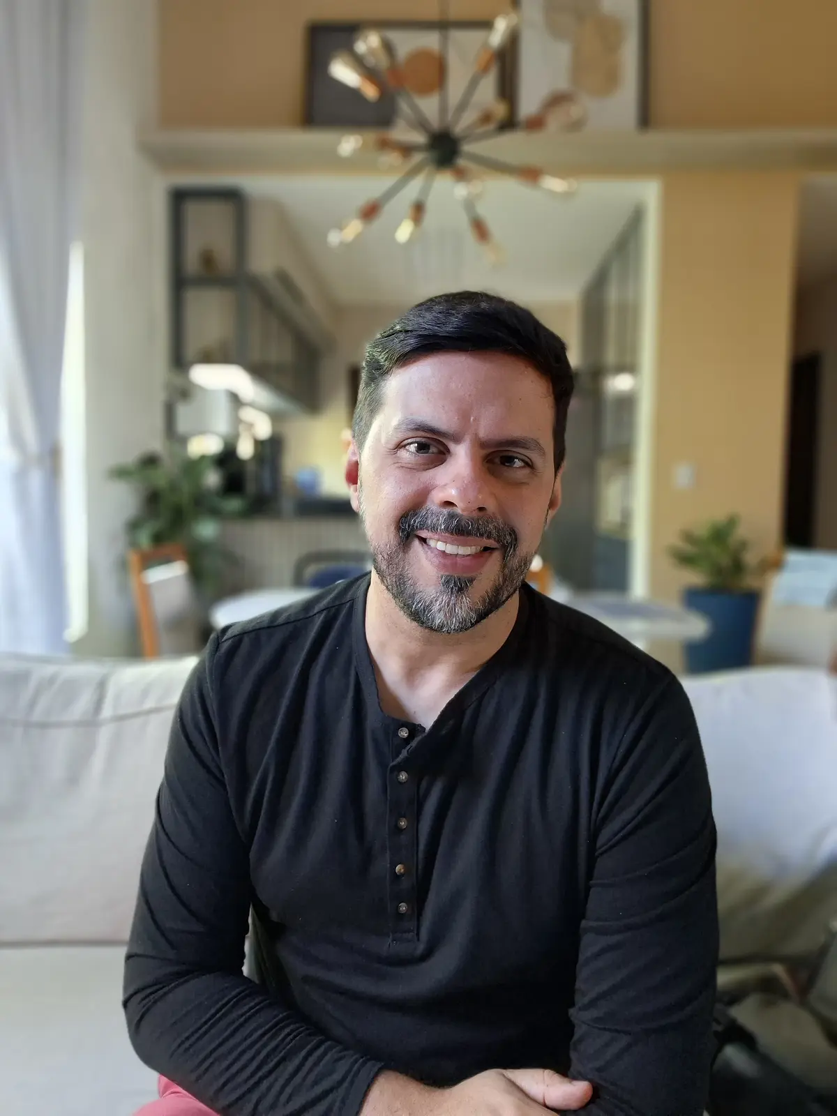 Danilo Delgado sentado em um ambiente acolhedor